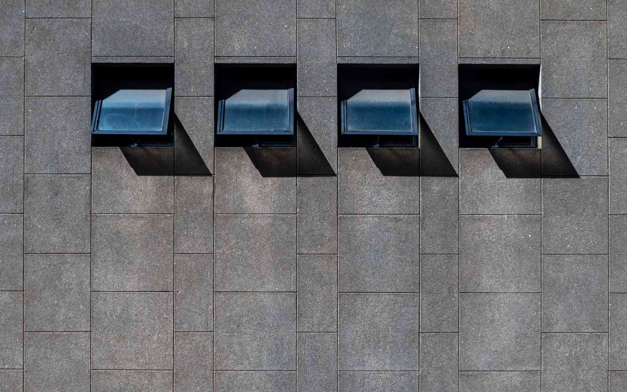Fachada rehabilitada en el Eixample, a contraluz