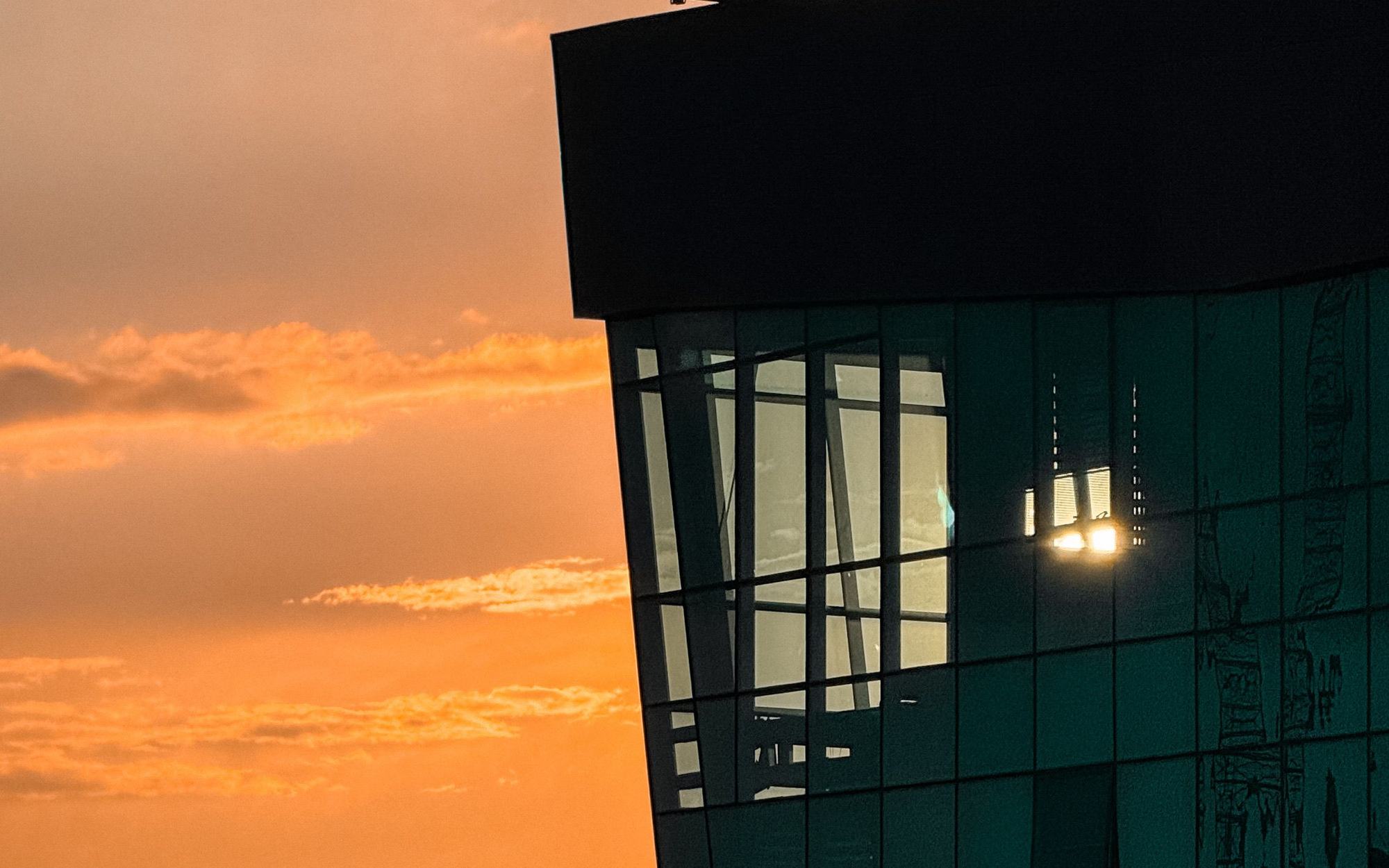 Edificio de oficinas de cristal al atardecer